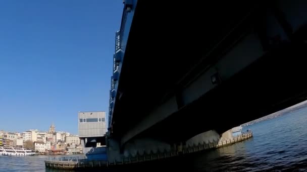 El barco navega bajo el puente de Galata. Paseo en barco en el Bósforo — Vídeos de Stock