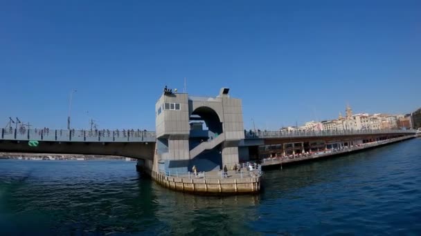 Galata Bridge vanaf een boot. De boot vaart vanaf de Galata brug, uitzicht op de Galata toren. Historisch centrum van Istanbul, toeristische plaats — Stockvideo