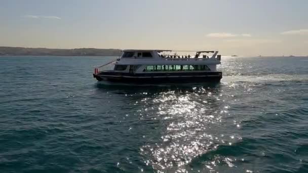 Barco de pasajeros en el Bósforo. Barcos en el Bósforo, Bahía del Bósforo, Estambul, Turquía. Transporte en el Bósforo — Vídeos de Stock