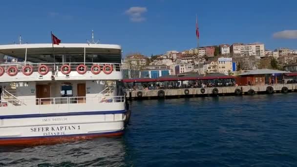 Bateaux amarrés à Istanbul. Istanbul bateaux de plaisance se tiennent à la jetée. Mosquée en arrière-plan — Video