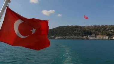 Türk bayrağı rüzgarda dalgalanıyor. Boğazdaki bir gemide Türk bayrağı. Gökyüzü arka planında Türkçe bayrak