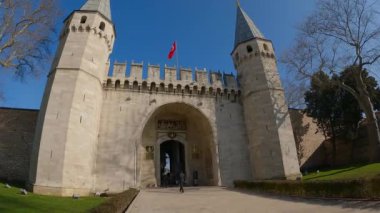 Topkapı, İstanbul 'un ana kapısıdır. Topkapı 'ya, İstanbul' a, Türkiye 'ye geçit. Osmanlı İmparatorluğu 'nun ana sarayı.