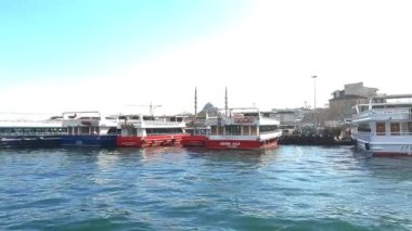 İstanbul 'da demirli tekneler. İstanbul eğlence tekneleri rıhtımda duruyor. Arka planda cami