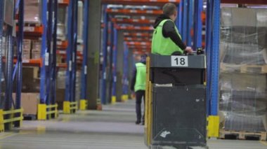 Büyük bir depoda forklift. Büyük modern depo.