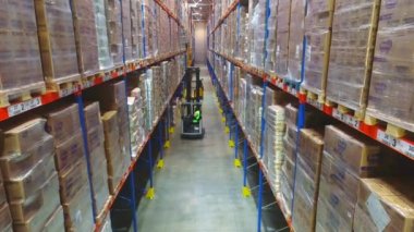 Büyük bir depoda forklift. Modern bir depoda çalışıyorum. Büyük modern depo.
