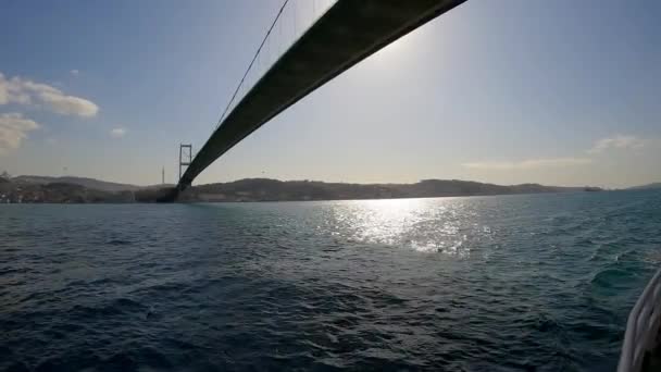 Gemi Türkiye 'deki Boğaz köprüsünün altından geçiyor. Boğaz üzerindeki asma köprü. Boğaz, Türkiye. Bosofry Köprüsü. Boğaz 'ın Panoraması — Stok video