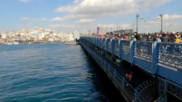 Pescadores pescan desde el puente de Galata. Esclavos peces de un puente en Estambul. Lugar icónico en Estambul — Vídeos de Stock