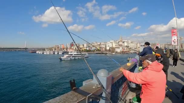Vissers vissen vanaf de Galata brug. Slaven vissen van een brug in Istanbul. Iconische plaats in Istanbul — Stockvideo