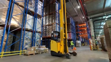 Depoda aktif bir iş. Modern forklift bir depoda çalışıyor. Depoda özel ekipman işi. Endüstriyel iç. Bir depoda forklift işi..