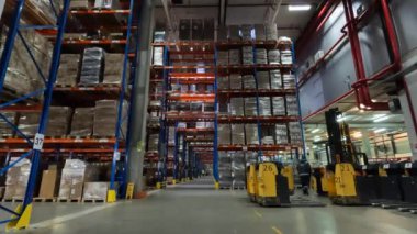 Depoda özel ekipman işi. Endüstriyel iç. Depoda aktif bir iş. Modern forklift bir depoda çalışıyor. Bir depoda forklift işi..