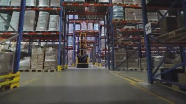 Modern bir depoda iş akışı. Modern forkliftte çalışan bir işçi. Büyük, modern bir depoda çalışıyorum..