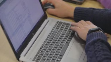 Erkek eller dizüstü bilgisayarın klavyesinde yazı yazıyorlar. Adam dizüstü bilgisayarın klavyesinde yazıyor..