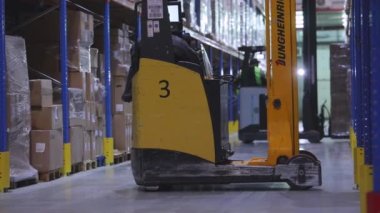 Modern bir depoda iş akışı. Modern forkliftte çalışan bir işçi. Büyük, modern bir depoda çalışıyorum..