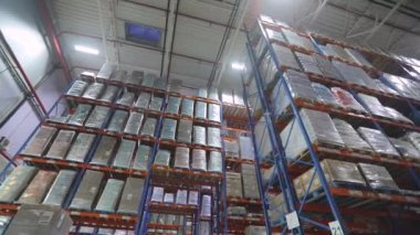 Mallarla dolu büyük bir depo. Yüksek rafları olan çok büyük bir depo. Büyük bir depoda. Modern depo