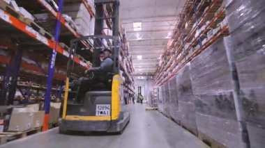 Fabrikanın deposunda özel ekipman var. Modern yükleyiciler büyük bir depoda. Depo işi. Büyük bir depoda iş akışı