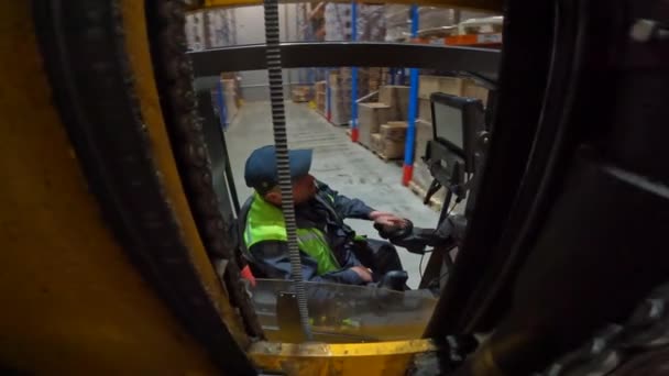 Het werk van een vorkheftruck in een magazijn pov. Moderne vorkheftrucks in een magazijn. Werkzaamheden van speciale apparatuur in het magazijn, pov — Stockvideo