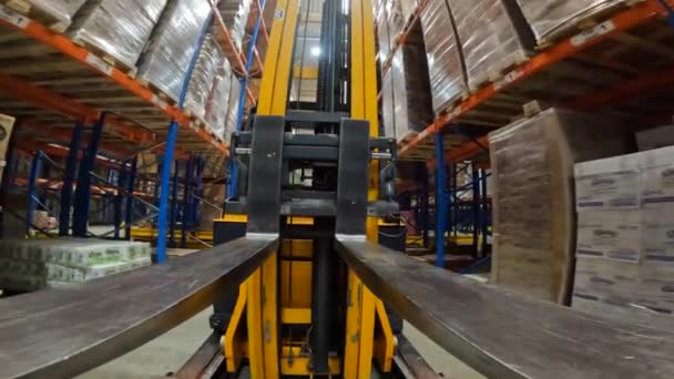 Práce na speciálním vybavení ve skladu, pov. Práce vysokozdvižného vozíku ve skladišti pov. Moderní vysokozdvižný vozík pracuje ve skladu. — Stock video