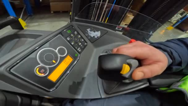 Operowanie nowoczesnym zbliżeniem wózka widłowego. joystick sterujący wózkiem widłowym — Wideo stockowe