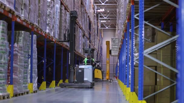 Trabajo en el almacén. Cargadores modernos en un gran almacén. Equipos especiales en el almacén de la fábrica. — Vídeos de Stock