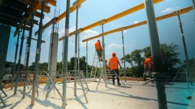 İşçiler metal yapılar için temel oluşturuyorlar. İnşaat süreci başlatılıyor