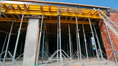 Bir zemin oluşturma süreci. Döşeme işi. İnşaat halindeki bir binanın dışı. Biçim rafı