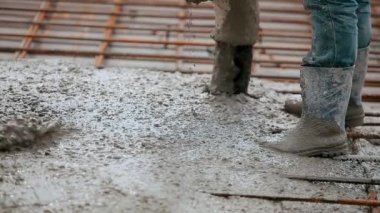 Formalitenin içine çimento dökülüyor. Form oluşturma. Güçlendirilmiş beton yapı oluşturulurken çimento dökülüyor.