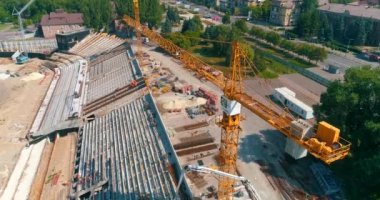 Yukarıdan yeni bir modern stadyum inşa ediliyor. Yeni stadyum manzarasının inşaat sahası. Bir spor kompleksinin inşası