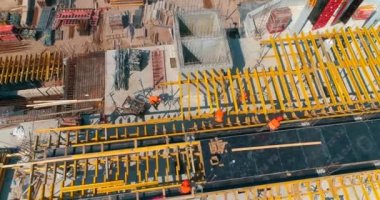 Modern bir futbol stadyumunun yapım süreci. İnşaatçılar yeni bir stadyumun şantiyesinde resmi işler yapıyorlar. Güçlendirilmiş beton yapının havadan görüntüsü