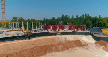Modern bir futbol stadyumunun yapım süreci. İnşaatçılar yeni bir stadyumun şantiyesinde resmi işler yapıyorlar. Güçlendirilmiş beton yapının havadan görüntüsü