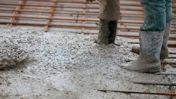 시멘트 를 양식 공장에 붓는다. 조립식 창조. 강화 콘크리트 구조물을 만들 때 시멘트를 퍼 올리는 모습. — 비디오