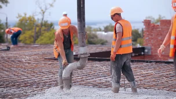 Gießen Zement bei der Erstellung einer Stahlbetonkonstruktion. Zement wird in die Schalung gegossen. Schalungsbau — Stockvideo