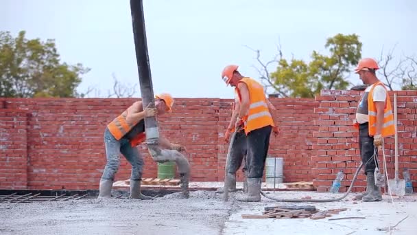 콘크리트 보강. 노동자들은 강화 콘크리트 구조물을 만든다. 금속 구조물을 위해 콘크리트를 퍼 올리는 모습 — 비디오