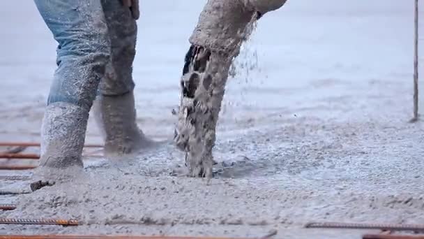 Versterkt beton. Werknemers maken een versterkte betonnen structuur. Gietbeton voor een metalen structuur — Stockvideo