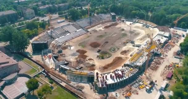 Pembangunan stadion modern baru dari atas. Lokasi konstruksi dari tampilan atas stadion baru. Pembangunan kompleks olahraga. — Stok Video