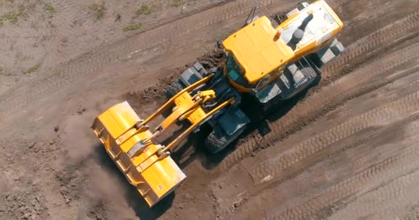 Bulldozer werkt op een bouwplaats. Werkproces op een bouwplaats. Bulldozer bouwplaats bovenaanzicht — Stockvideo