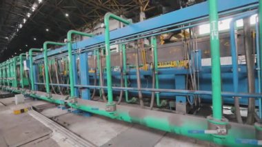 Metalurji fabrikasında metal üretim süreci. Modern metalurji fabrikası. Modern bir fabrikada kırmızı sıcak metal..
