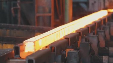 Modern bir fabrikada kırmızı sıcak metal. Metalurji fabrikasında metal üretim süreci. Modern metalurji fabrikası