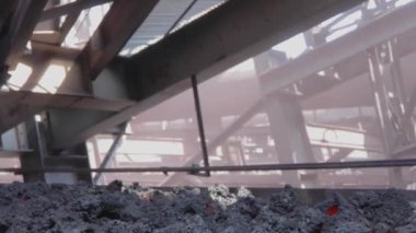 Sıcak kola kömürü ocaktan çıkar. Kömür kolama süreci, kokain fırını kömür üretim süreci