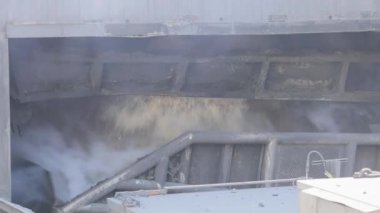 Kokain işleminden sonra kokain fırınının kömürü soğuyor. Kola fırını kömür üretimi. Metalurji girişimi
