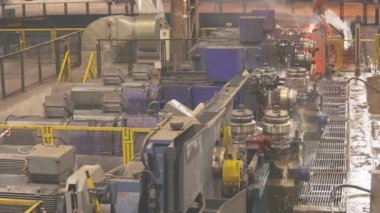 Metalurji fabrikasında metal üretim süreci. Modern bir fabrikada kırmızı sıcak metal. Modern metalurji fabrikası
