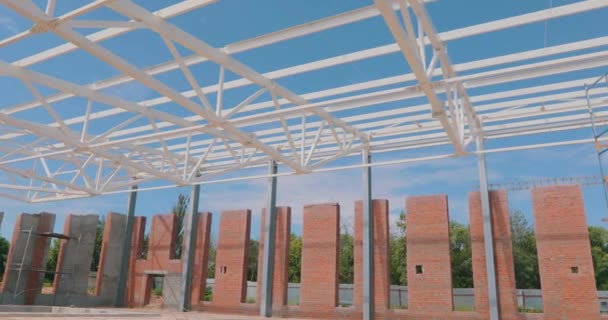 Çatı metal yapılardan yapılmıştır. Metal kirişlerden çatı inşaatı — Stok video