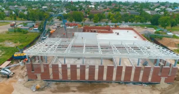 Costruzione di una nuova piscina. Cantiere vista aerea. Costruzione di una struttura metallica per l'edificio futuro — Video Stock