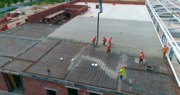 Os trabalhadores criam cofragens concretas. Criação de laje de concreto. Construção de um novo complexo de resistência, vista superior. — Vídeo de Stock