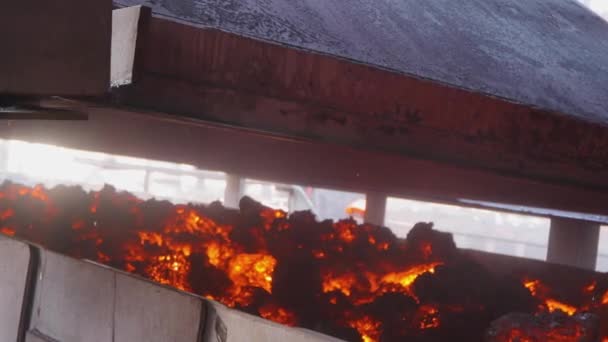 石炭調理プロセス、コークス炉石炭製造プロセス。熱いコークスは炉から出る. — ストック動画