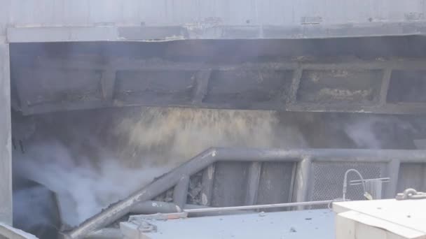 Refroidissement du charbon du four à coke après la fermeture du processus de cokéfaction. Production de charbon de four à coke. Entreprise métallurgique — Video