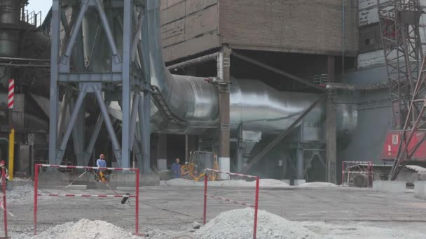 Equipo especializado en el sitio de construcción de vueltas de tiempo. Construcción del taller de lapso de tiempo. proceso de construcción de fábrica — Vídeos de Stock