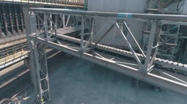 Kokain fırınının bataryasının üzerinden uçmak, büyük bir metalürjik fabrikanın dış kısmı. Havadan bitki.