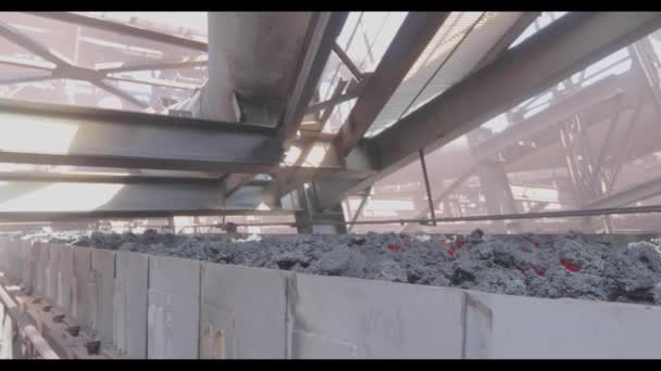 Горячий коксовый уголь покидает печь. Процесс коксования угля, процесс производства коксового угля — стоковое видео