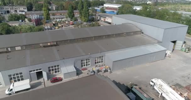 Exterior of a modern factory. Flight over a modern factory. Modern factory building top view — Video Stock