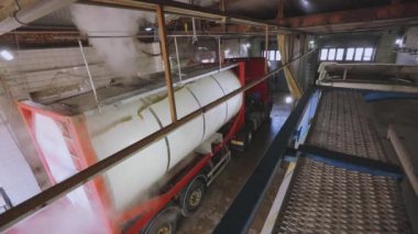 Tank kamyonu temizleme operasyonu. Tanker kimyasal temizlik işinde. Kamyon tankını içeriden temizliyorum.